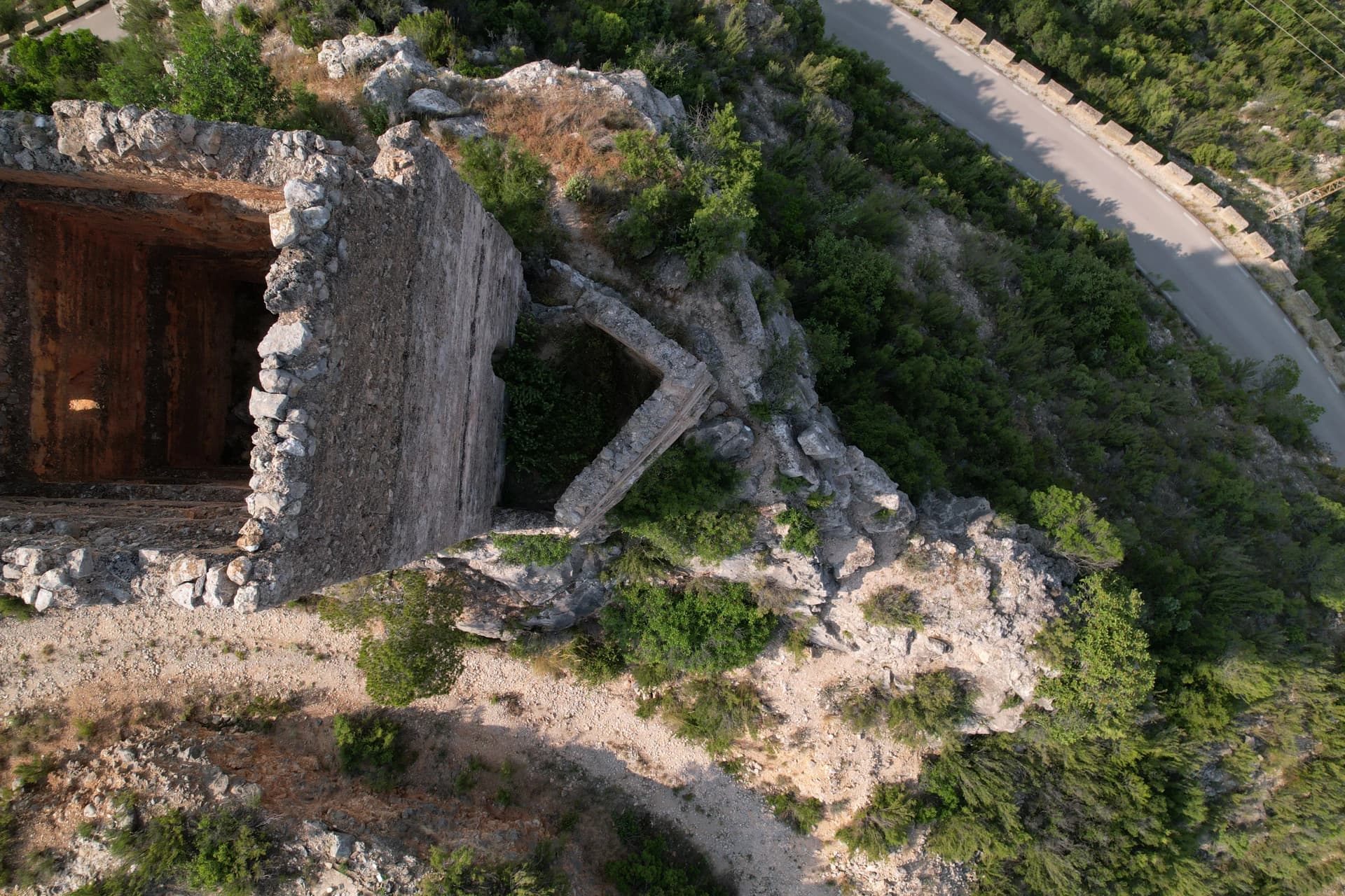 Interior y muros de la torre