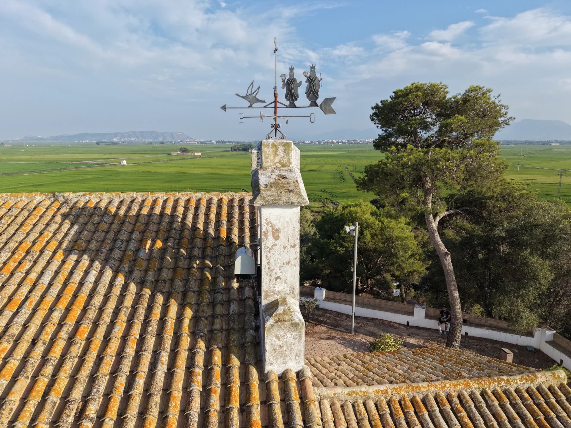 Cubierta y campanario entre arrozales