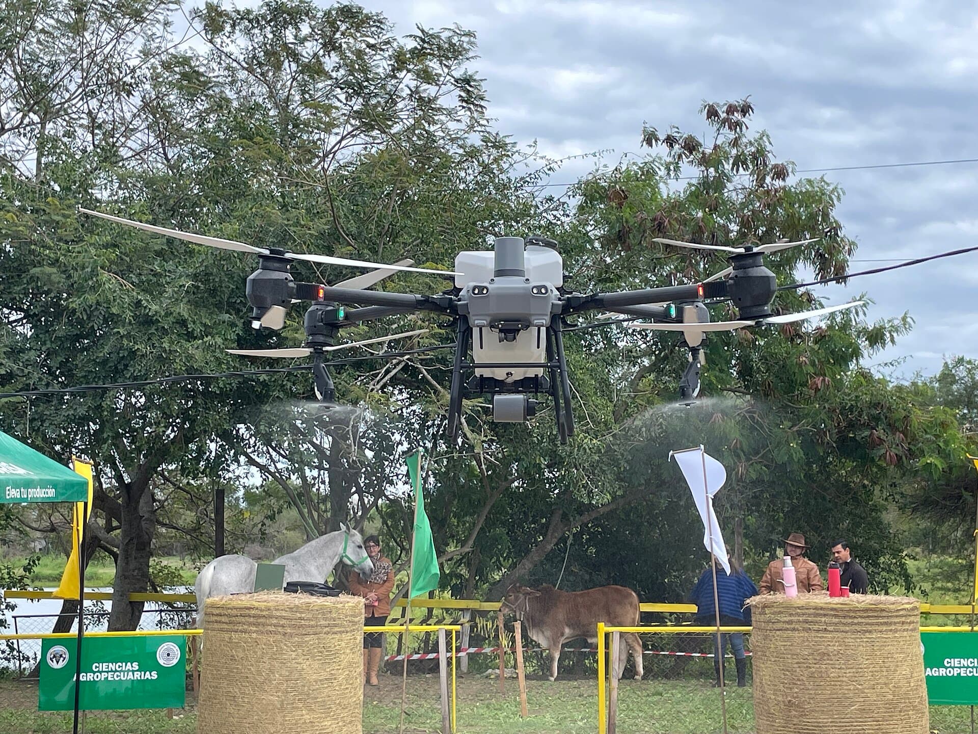 Dron agrícola de pulverización volando sobre una zona rural