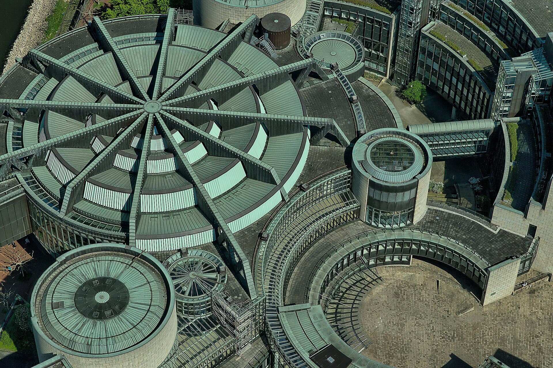 Cubiertas y fachadas de un conjunto de edificios vistas desde el aire
