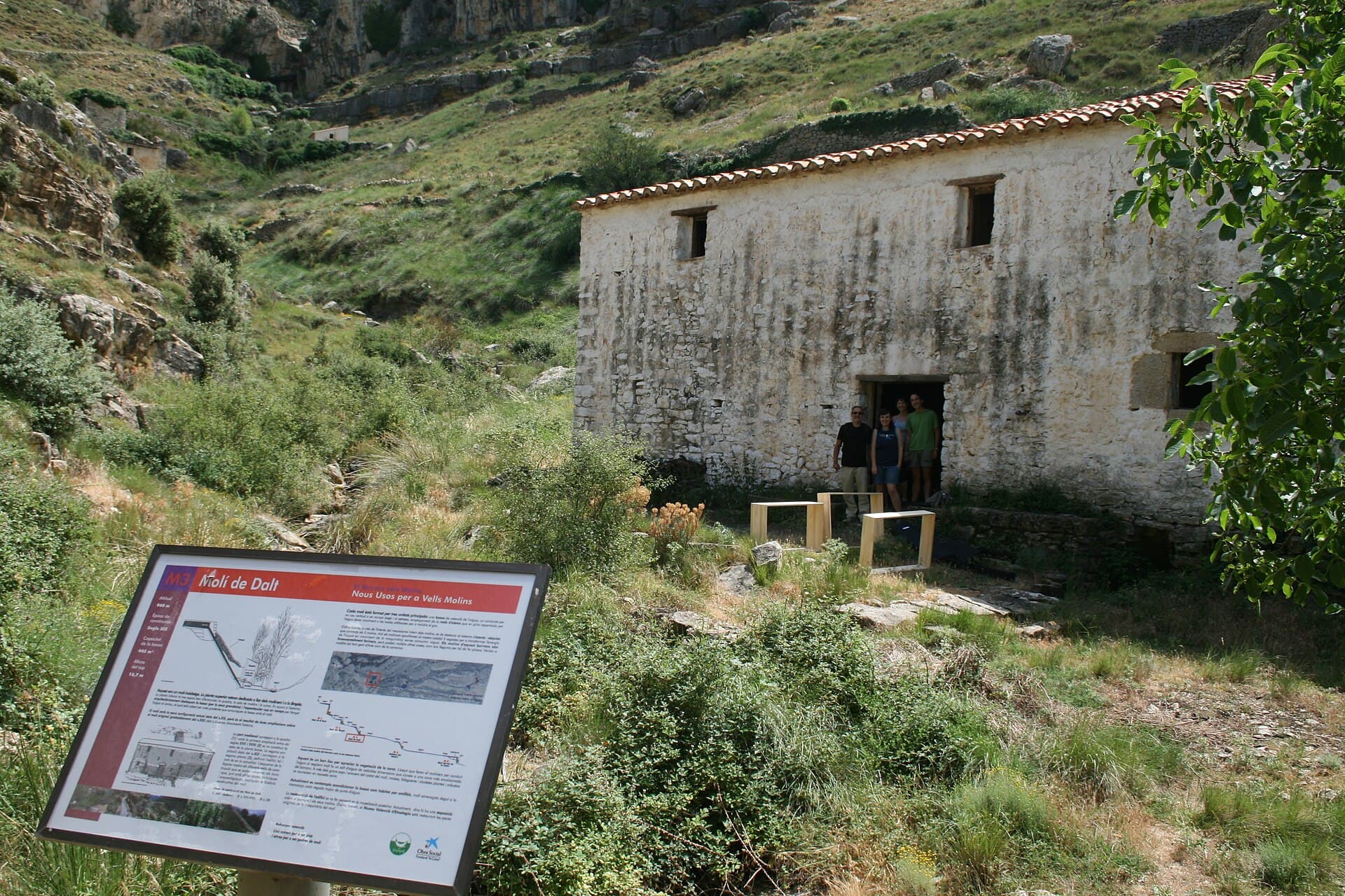 Panel interpretativo de visita en un entorno patrimonial