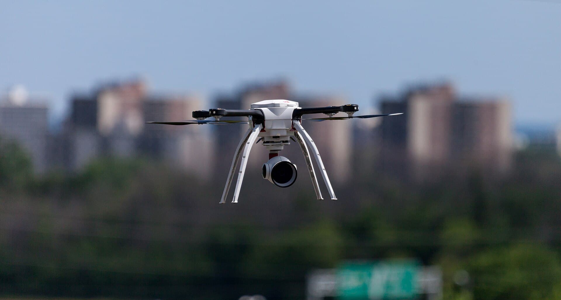 Dron de búsqueda y rescate despegando para pruebas de cámara aérea